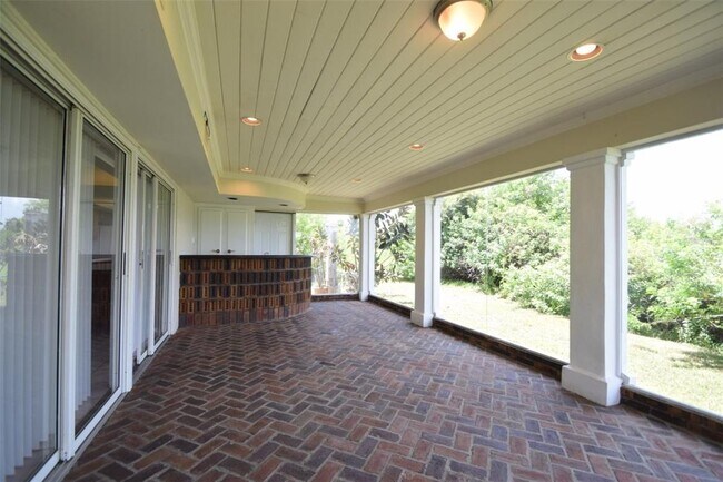 Building Photo - 1204 Honeytree Ln W