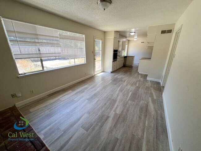 Building Photo - 10600 E Estates Dr