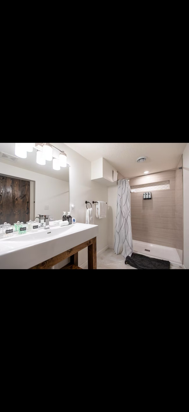 Building Photo - 6033-6011 11th Ave S