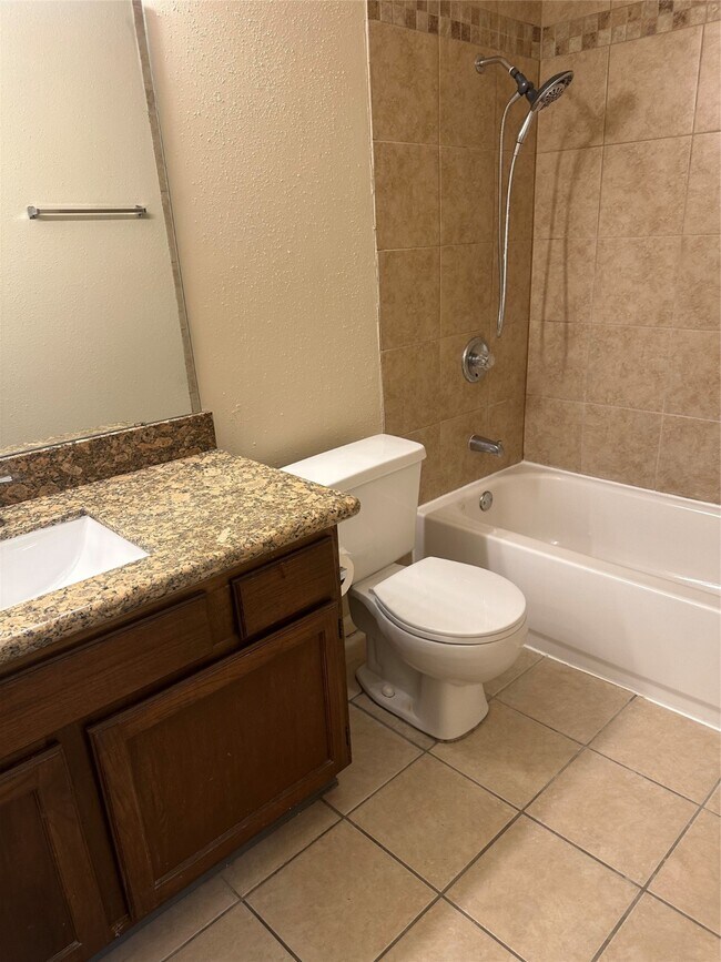 Building Photo - 17401 Red Oak Dr