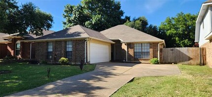 Building Photo - 2204 Turf Club Dr