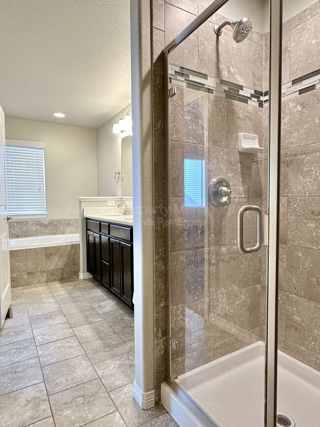 Building Photo - 6039 Jorie Rd