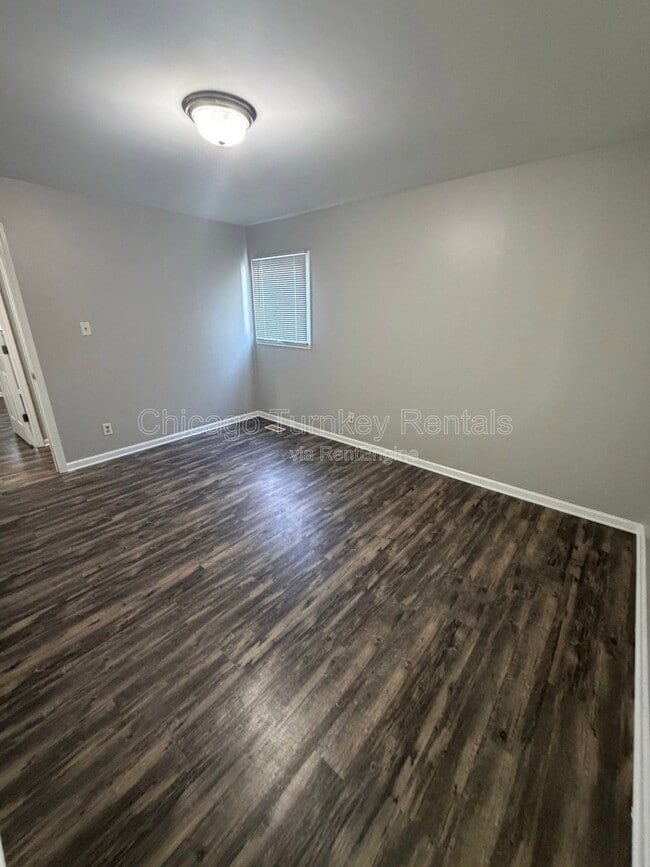 Building Photo - 105 S Sycamore Ln