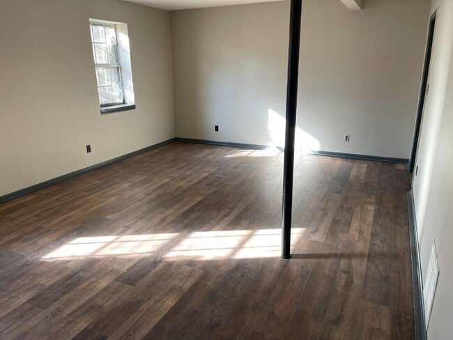 Building Photo - 212 Glenvalley Ln NW
