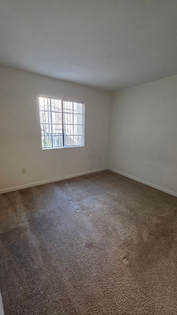 Building Photo - Take in mountain and desert views! First-level, two-bedroom, two-bath corner unit in Moonrise at ...