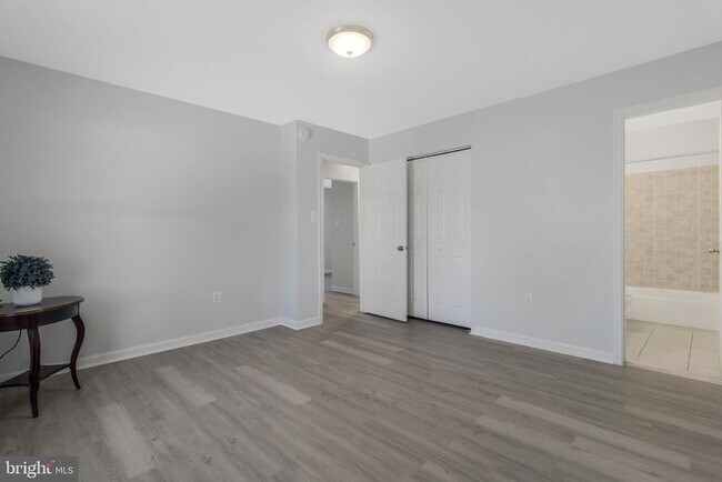 Building Photo - 5004 Roanoke Pl