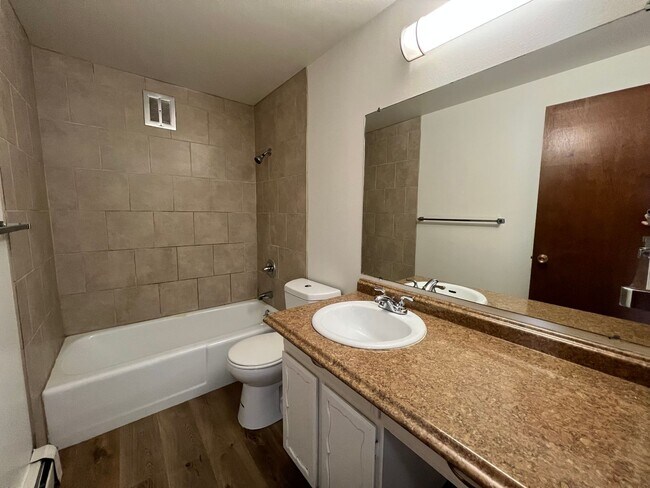 Building Photo - Robertson1005 (KC-JF)