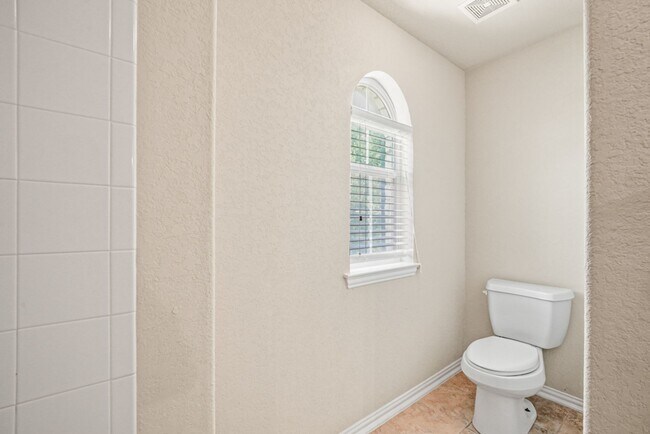 Building Photo - New Braunfels Beauty with plenty of SPACE!