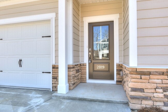 Building Photo - Stunning 4-Bedroom, 3-Bath New Construction Home with Master on Main and Upstairs Retreat