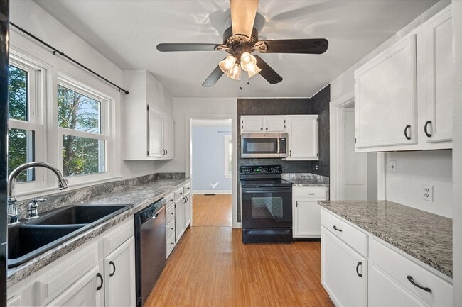 Building Photo - Charming Updated Home in the Heart of Jeffersontown