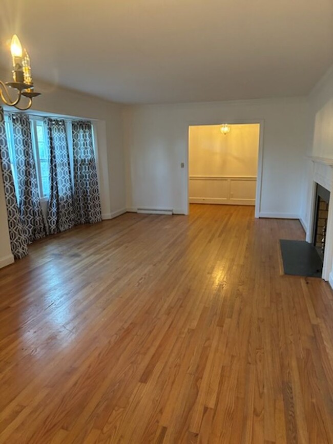 Building Photo - Fantastic Location & Price