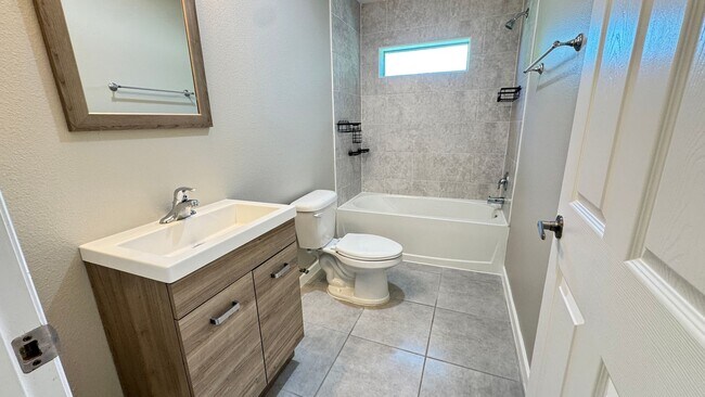 Building Photo - 851 San Filippo Dr SE