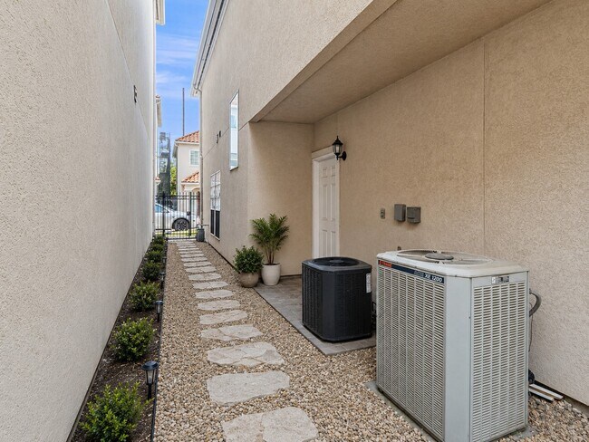 Building Photo - 7135 Harmony Cove