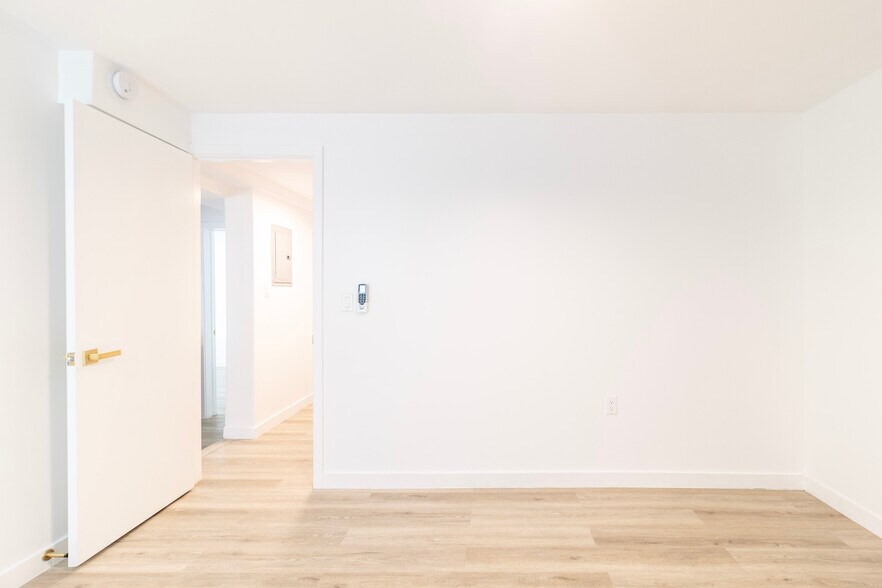 Building Photo - 950 Havenhurst Dr