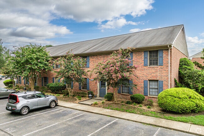 Building Photo - Colonial Point Apartments