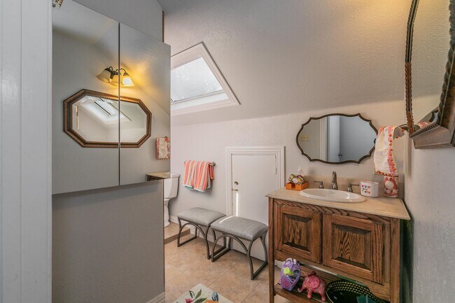 Building Photo - Charming Bungalow - Arlington Heights