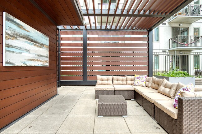 Building Photo - 985 Albion St