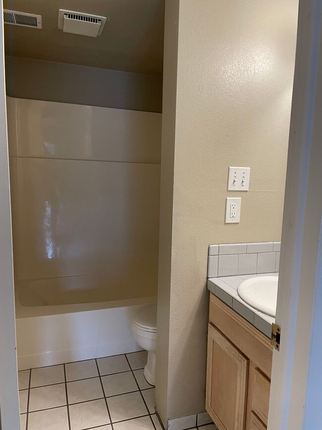 Building Photo - STUDENTS WELCOME! 5 Bedroom 3 Bathroom Single Family Home West Fort Collins