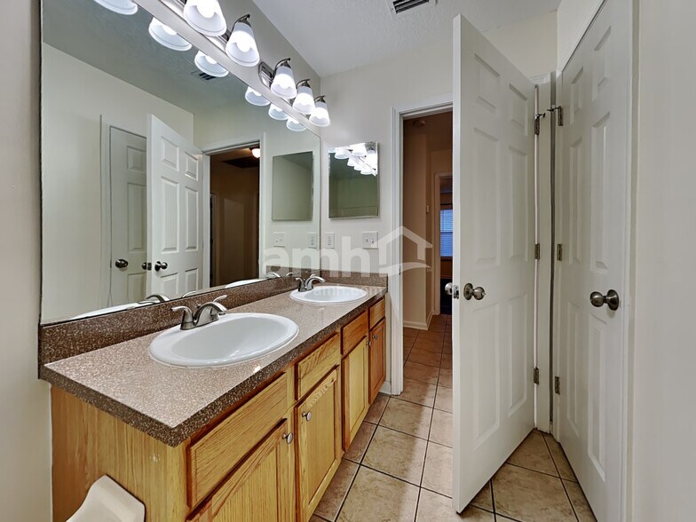 Building Photo - 14136 Fish Eagle Dr E