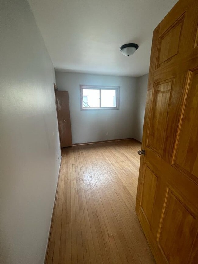 Building Photo - Large 5 bedroom / 2 bath home in central O...