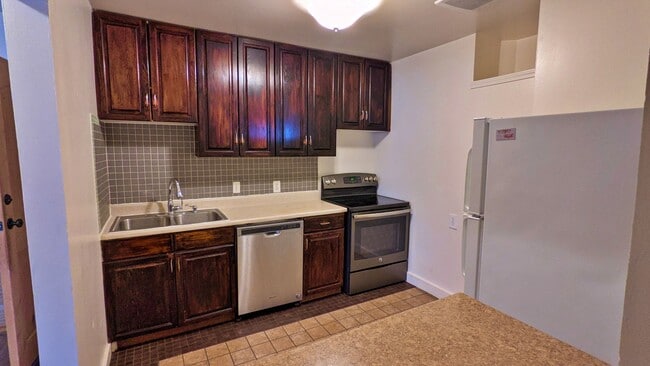 Building Photo - Historic Spacious 2 Bed 1 Bath with Study ...