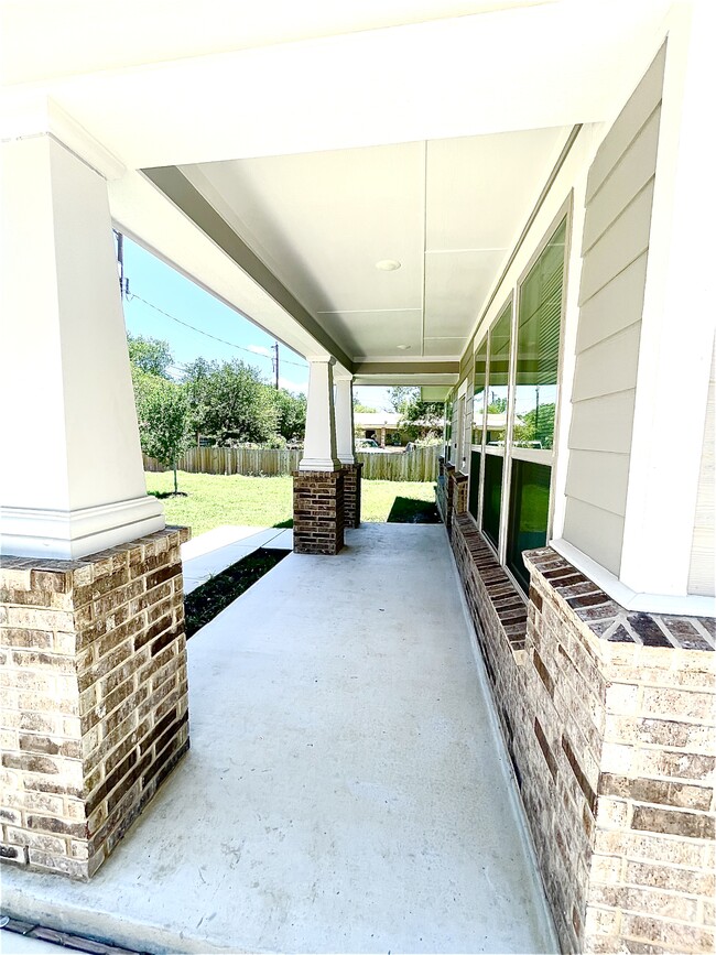 Building Photo - 218 Coopwood Ave