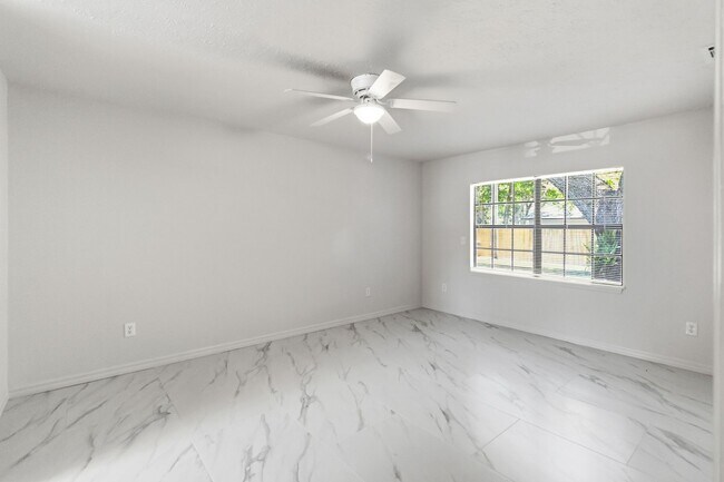 Building Photo - PENDING APPLICATION-Newly Renovated 3-Bedroom Home in Emerald Lake Colony – Move-In Special!