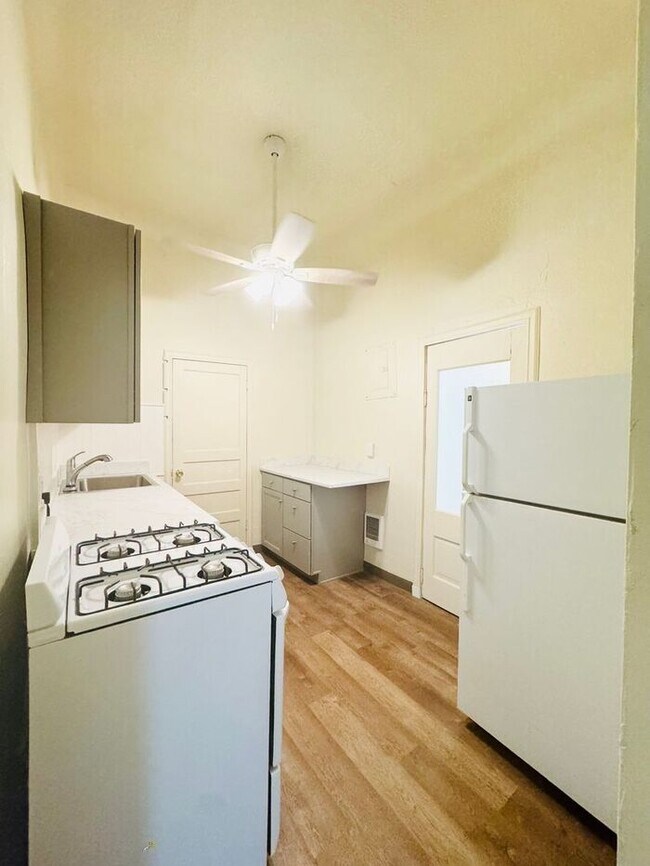 Building Photo - Cute 1 Bedroom, 1 Bathroom Unit Moments Aw...