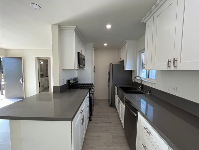 Building Photo - Beautifully Renovated Apartment Steps to t...