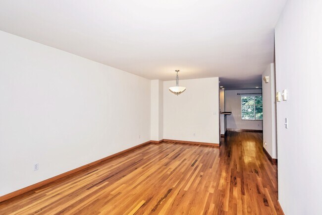 Building Photo - 3BR/3.5BA Craftsman Townhome w/ 2-Car Garage in Prime Seattle Location
