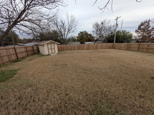 Building Photo - 906 Parkview Dr