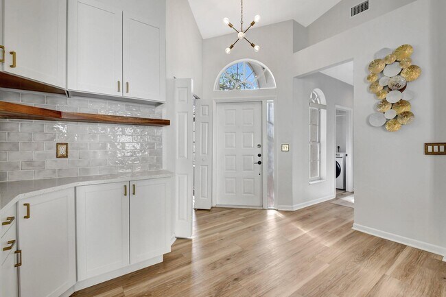 Building Photo - 3947 Redondo Way
