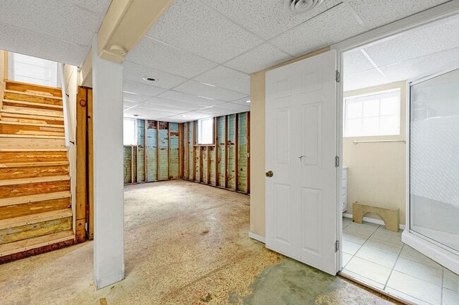Building Photo - 3BR Cottage with Large Backyard, Garage and a Basement!