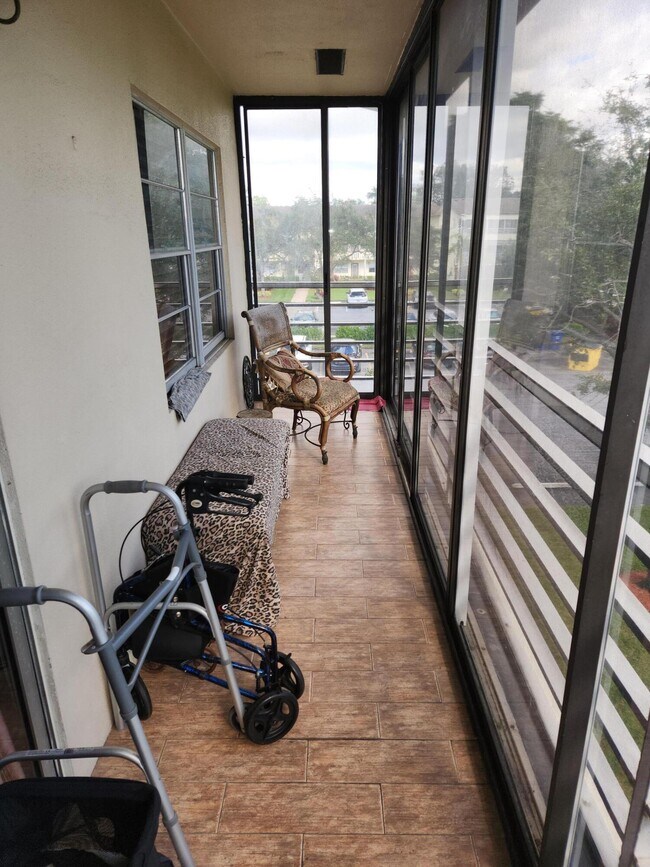 Building Photo - 113 Mansfield C