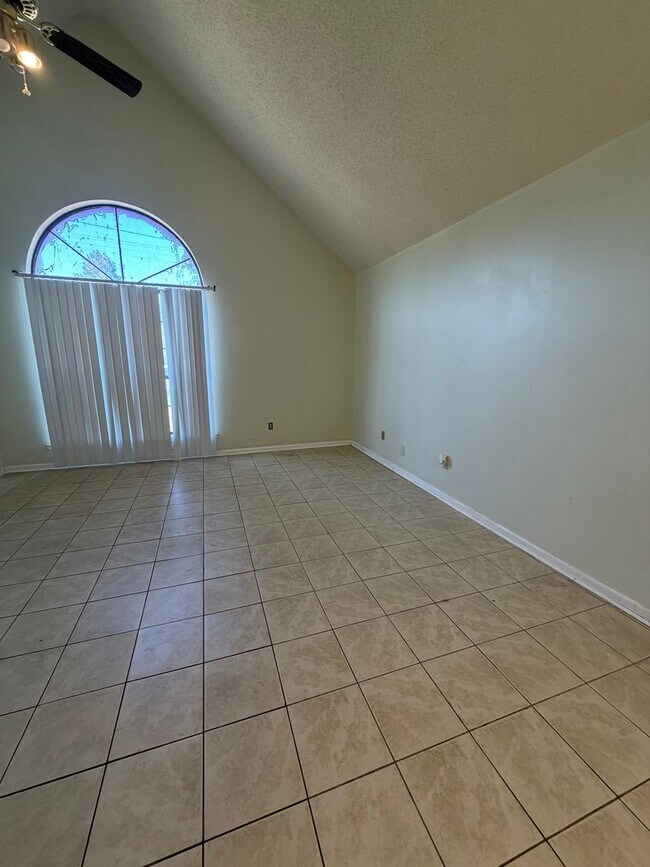 Building Photo - FOR RENT