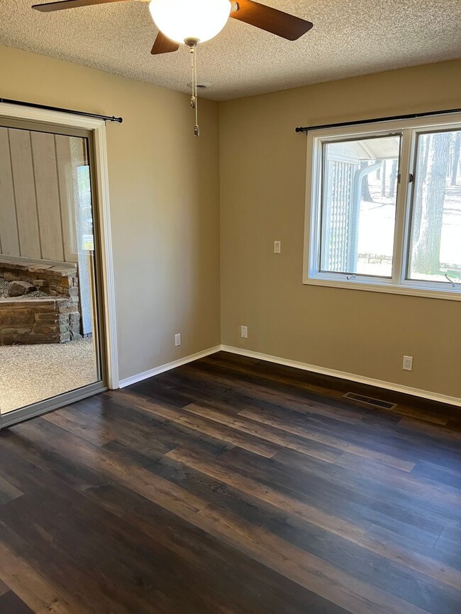 Building Photo - Newly Remodeled Townhome