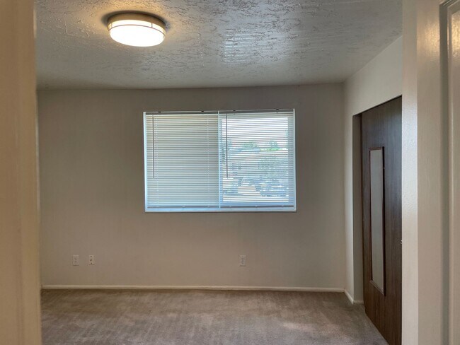 Building Photo - 2 Bedroom, 1.5 Bathroom Twin Home in West ...