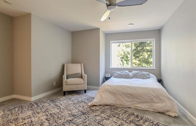 Building Photo - 3 Bed 2 Bath Condo is Available for Rent!