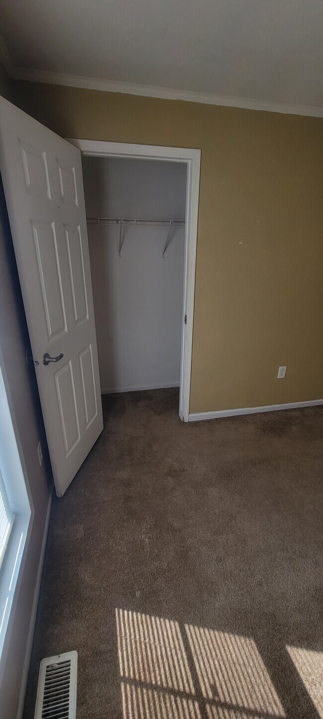 Building Photo - 124 Meadows Ln