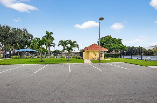 Building Photo - 5780 Sun Pointe Cir