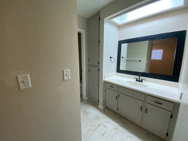 Building Photo - Cozy Home for rent in Visalia