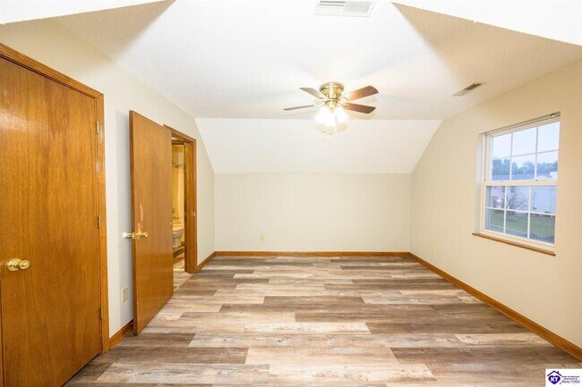 Building Photo - 2001 Oak Meadow Dr