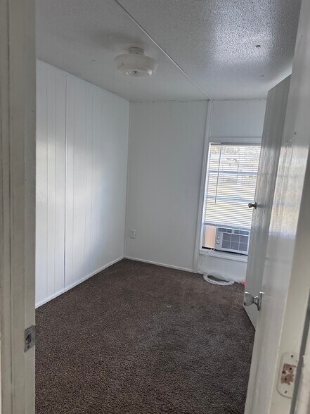 Building Photo - 5584 Lake Buffum Rd