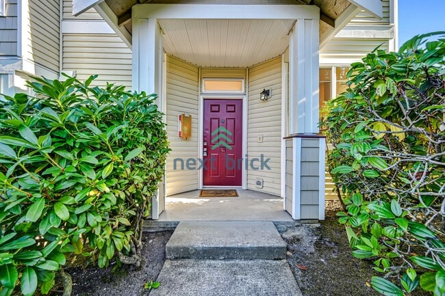 Primary Photo - 2 BED & 1.5 BATH TOWNHOUSE FOR RENT