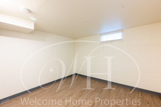 Building Photo - 427 E Pine St