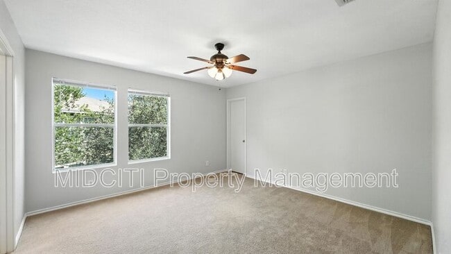 Building Photo - 209 Hinge Loop