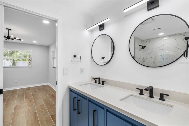 Building Photo - 2306 S San Jose Cir