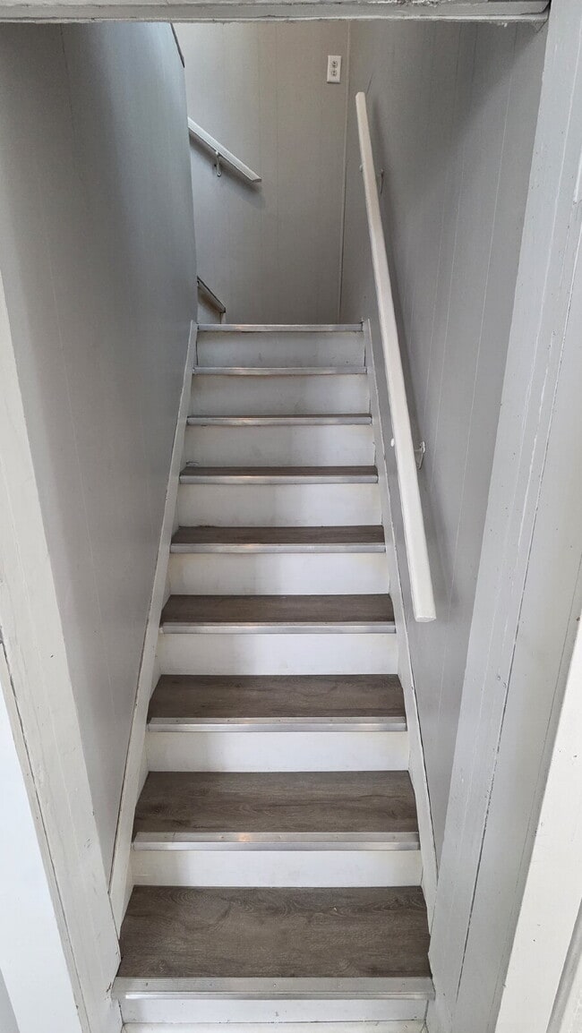 Building Photo - "3 Bedroom Beautifully Updated home on West 81st Street!"