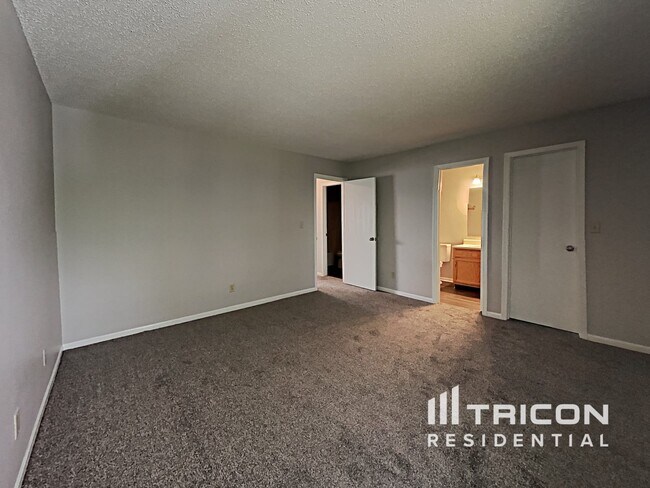 Building Photo - 2343 Rolling Oak Dr