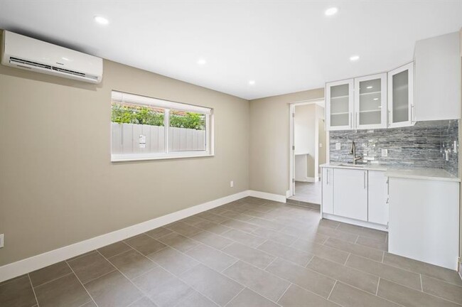 Building Photo - 121 Almar Dr